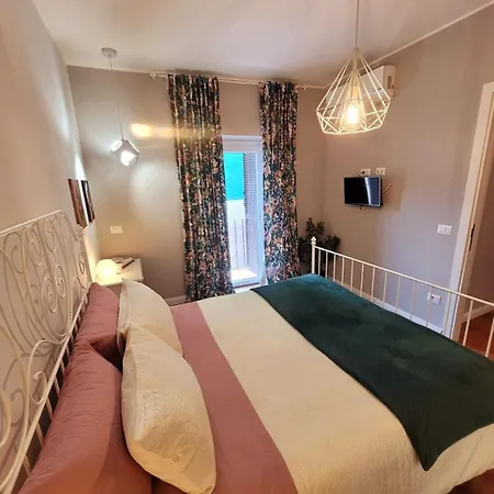 Benedict Pantheon Apartment